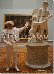 DSC02454 (1) Fredrik Vesterberg vita kläder hatt läderjacka handskar stövlar vnr. 356. Amor och Psyke av Sergel med namn. Beställ gärna bilder och fotografering av Fredrik!