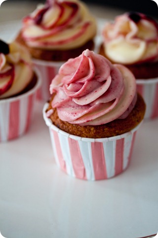 Raspberry cupcakes with lemon cream (1 von 1)