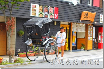 日本北九州-由布院街道。往金鱗湖的路上可以隨時看到這種人力車，在日本的很多觀光景點都有這種人力車。
