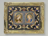 Plaquette van pietre dure, voorstellende de Annunciatie in twee ovale velden met verguld koperen lijsten, omgeven door gestileerde bladranken, in verguld zilveren lijst
