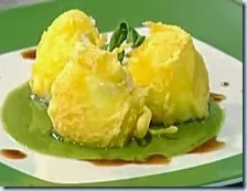 Mozzarella in tempura su crema di basilico