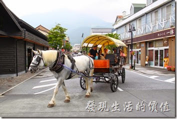 日本北九州-由布院街道。剛好碰上「觀光馬車Yufuin Basha」載著遊客回來了。