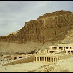 25 - Semiespeo de la reina Hatsepsut en Deir-el-Badari