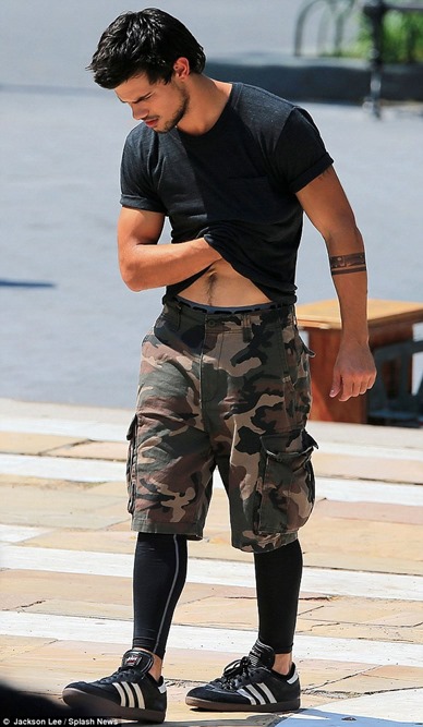 Taylor-Lautner-Sighting-on-Set-of-Tracers-02