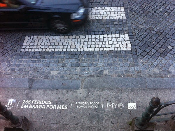 Campanha contra atropelamentos - pintura em passadeira à porta de escola em Braga