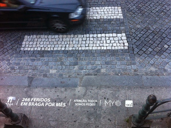 campanha_atropelamentos_passadeira.JPG Campanha contra atropelamentos - pintura em passadeira à porta de escola em Braga