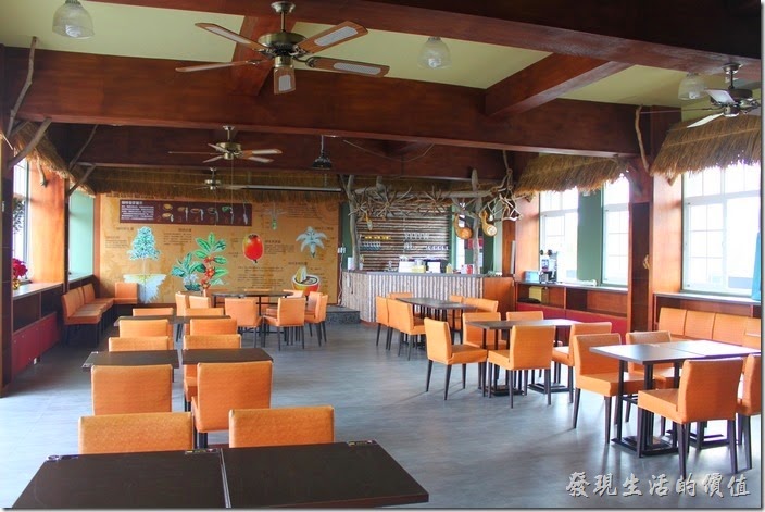 台南-台灣咖啡文化館。咖啡廳的二樓有其他的座位，牆壁上也有許多關於咖啡的介紹說明。