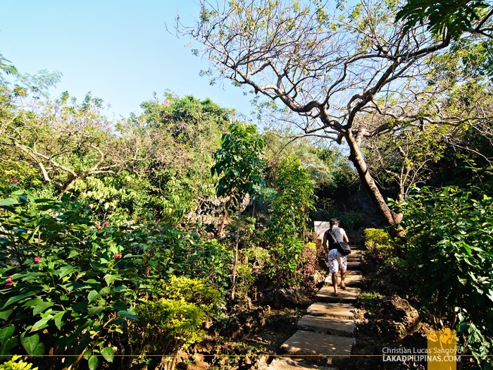 The Short Walk to Bolinao's Wonderful Cave