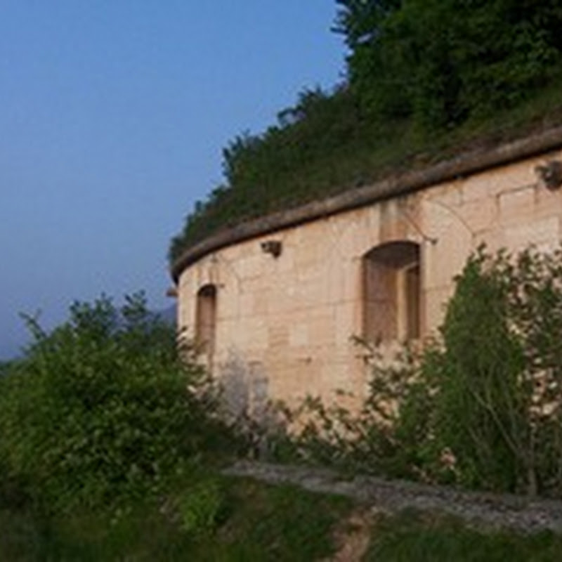 Il Forte di Ceraino, inizialmente chiamato anche Forte Hlawaty, è una fortezza edificata dagli austriaci nel territorio veneto.