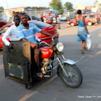 Marché Bayaka de Ngiri-Ngiri. Porter un bagage sur une moto tient aussi de la négociation entre le motard et les passagers. Les bagages ne sont pas toujours posés sur les porte-bagages.
