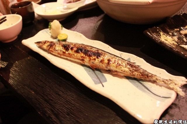 台南-花川日本料理。烤秋刀魚 NTD80，因為沒有香魚，我們除了點了上面不知名的魚之外，還加點了秋刀魚，不過這秋刀魚讓人有點失望，瘦巴巴的沒什麼油脂，難道季節不對？
