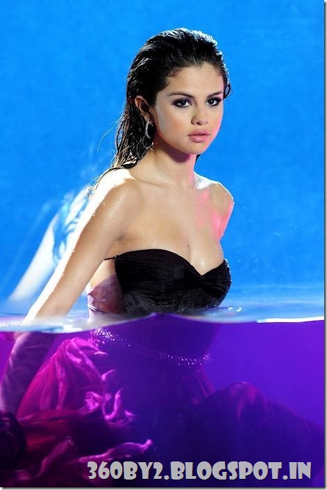 Wet_Selena_Gomez_Bikini_Hot_Pictures_7