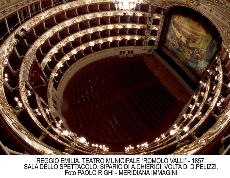REGGIO EMILIA. <br />TEATRO MUNICIPALE “ROMOLO VALLI”. <br />REALIZZATO DALL'ARCH. CESARE COSTA NEL 1857. <br />LA SALA DELLO SPETTACOLO. IL SIPARIO E' DIPINTO DA ALFONSO CHIERICI. LA VOLTA DECORATA E DIPINTA DA DOMENICO PELIZZI.<br /><br />