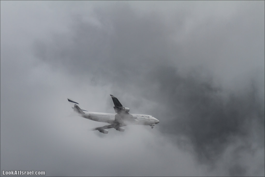 LookAtIsrael.com - Фото путешествия по Израилю | Самолет El Al Up преодолевает грозовой фронт
