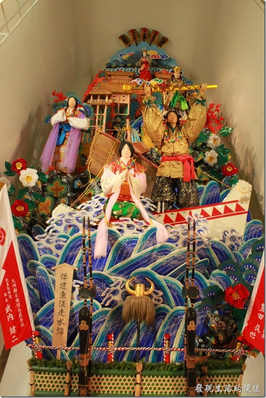 日本-祇園-櫛田神社-在櫛田神社的祈願處左手邊的門過去就可以看到巨大的山笠，這個山笠足足有三層樓高，這個便是博多七月的傳統祭典主角，為日本重要無形文化財產。