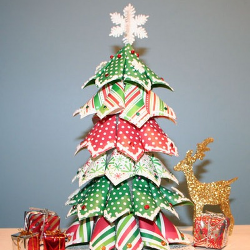 Manualidades: árbol navidad hecho con papel de regalo