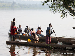 En arrière plan, une pirogue motorisé acoste au bord de la rivière Ubangi. Ph John Bompengo