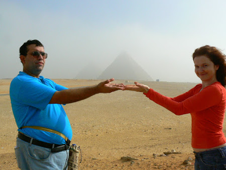 2010 Tin Piramidele in maini.JPG