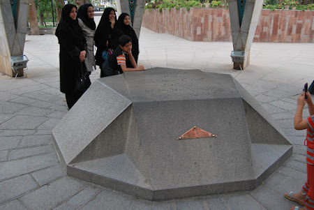Mausoleu Iran: Mormantul lui Omar Khayyam