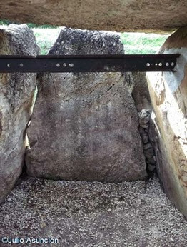 Interior del dolmen de Eguilaz - Álava