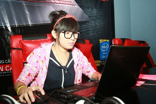 Gamer nữ thi đấu.jpg