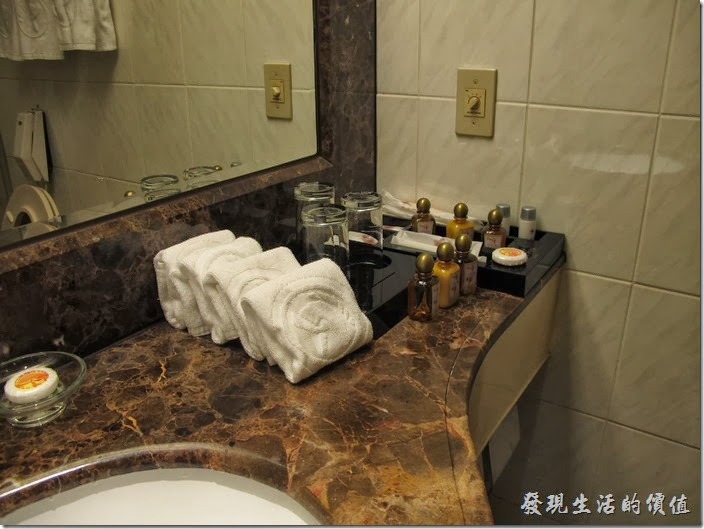 台北凱薩大飯店。浴室內的設施，該提供洗髮精、沐浴乳、潤膚乳、香皂、毛巾…等一樣不缺。