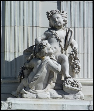 Rosecliff balcony statues1