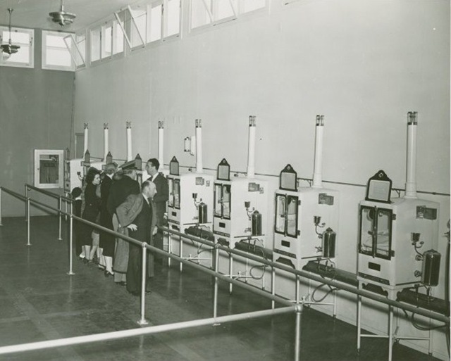 Infant Incubator - Men and women looking at babies in incubators New York World´s Farir (193-1940)