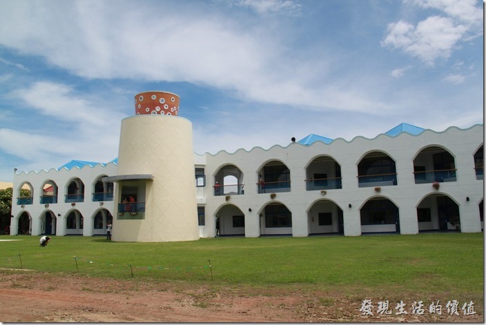 台東豐源國小-地中海造型學校。學校的背面。