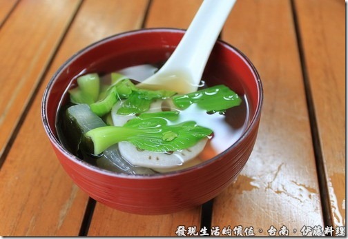台南伊藤日本料理，第二個上來的是「例湯」，裡面的料也是超豐富，蓮藕、菜頭、紅蘿蔔、湯匙菜…食材都非常的新鮮。