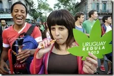 La popolazione festeggia in piazza l'avvenuta approvazione della legge che liberalizza la marijuana in Uruguay