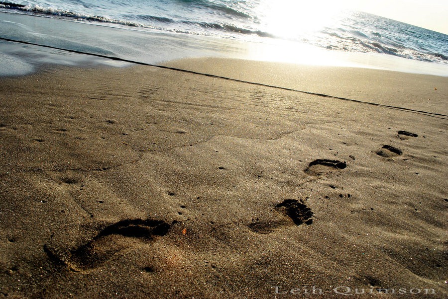 [Footprints_in_the_sand_by_ezleih%255B8%255D.jpg]