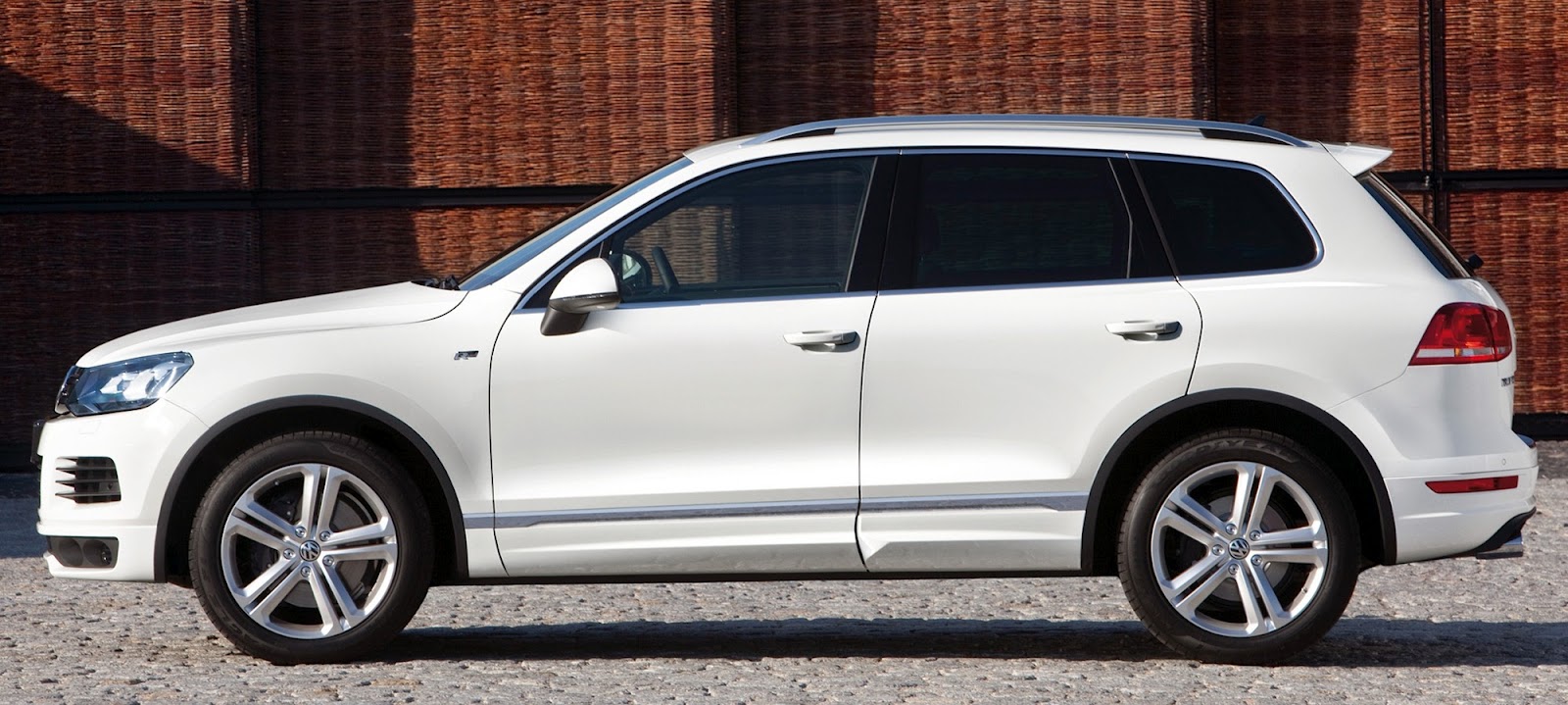 [autowp.ru_volkswagen_touareg_v8_tdi_r-line_6%255B2%255D.jpg]