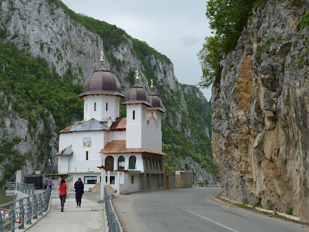 Imagini Mehedinti: Biserica din Cazanele Dunarii