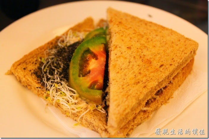 台南-伊莉的店和緯路分店。A餐全麥芽菜三明治，除了芽菜之外還有芝麻及牛番茄。