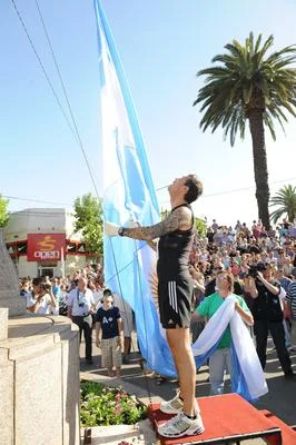 Marcelo iza la bandera antes de la carrera..JPG