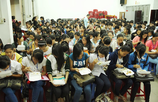 Các thí sinh ăn sáng trước khi đến trường thi