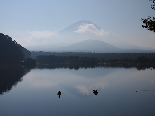 [写真]精進湖。ちょびっと逆さ富士