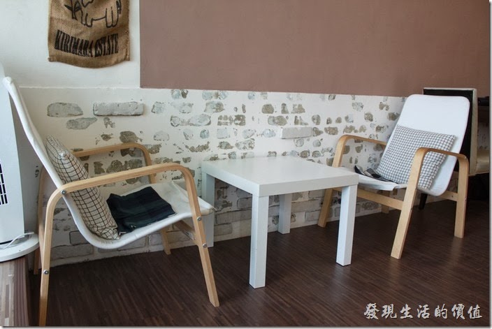 台南-Season_Cafe。兩人坐的小餐桌，真的有點小。