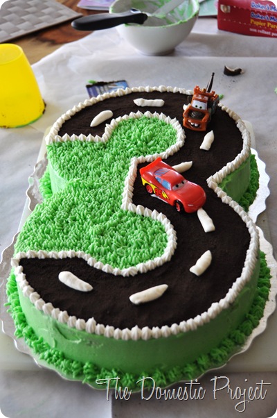 TheDomesticProject - Simple step by step instructions for decorating a Cars cake  (13)