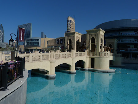 Obiective turistice Dubai: podul de langa Dubai Mall.JPG