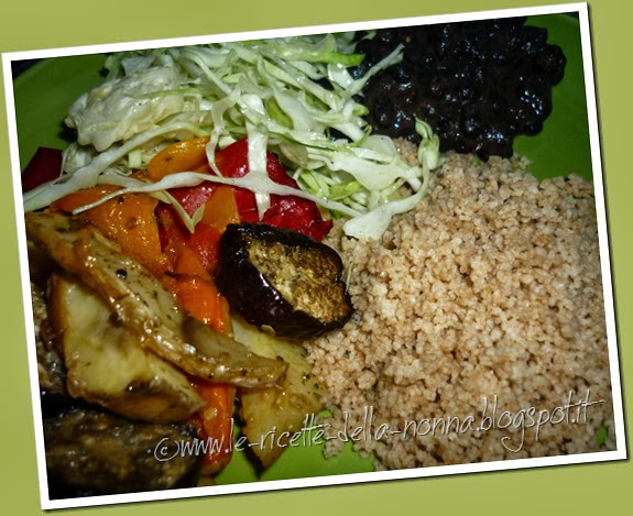 Cuscus integrale di farro con verdure miste al forno, insalata di cavolo cappuccio e fagioli neri piccanti (15)