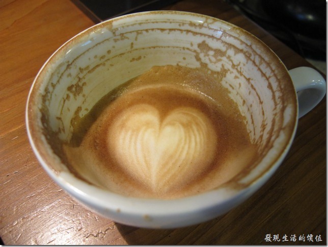 [台南]《a room，房間》。一般我判斷咖啡夠不夠濃，只要從這殘留於咖啡杯的殘痕就可窺知一二。濃郁的咖啡通常會像這樣紀錄下每一口喝下咖啡的刻度。