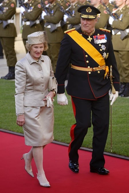 La reina Sonja (izda) y el rey Harald de Noruega