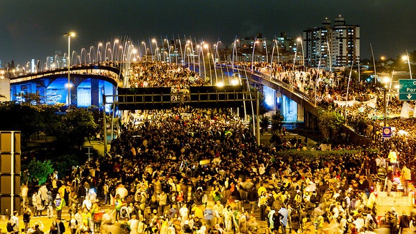 [brasil-protesto-tarifa-transporte-florianopolis-20130620-20-size-598%255B3%255D.jpg]