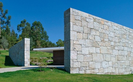 Casa moderna de muro granito / Topos Atelier de Arquitectura, Portugal -  Diseño Vip