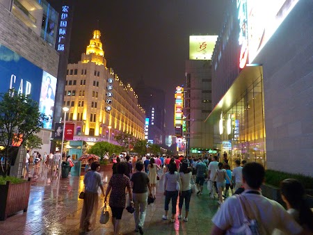 Nanjing Lu, strada comerciala din Shanghai.JPG