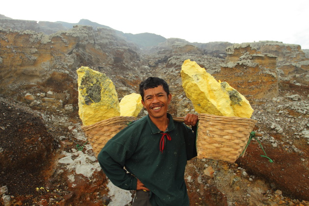 Alit and his 85 kilogram sulphur load - Kawah Ijen, Indonesia