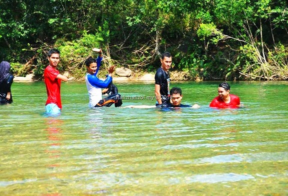 lelaki hensem mandi sungai