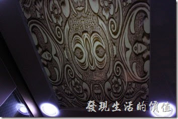 台南林百貨的電梯內其實有點小，最多大概只能容納6～8人，電梯內的地板上還鋪上馬賽克磁磚，還有1932的字樣，這也是林百貨當年開幕的西元年代，天花板則採用類似萬花筒的圖案。